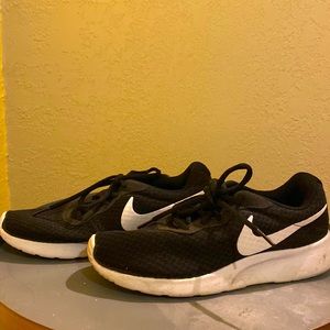 Nike tennis shoes. Worn only for a couple months. In good used condition.